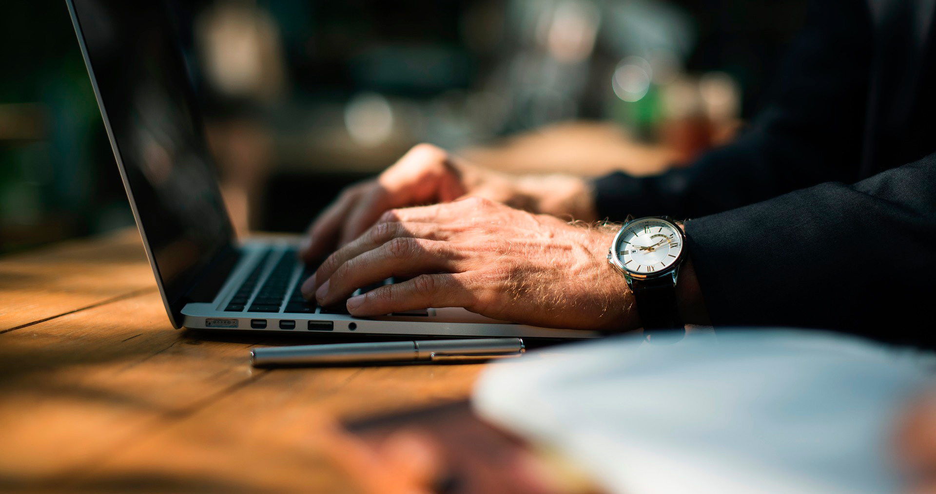 © stocksnap pixabay: Hand laptop